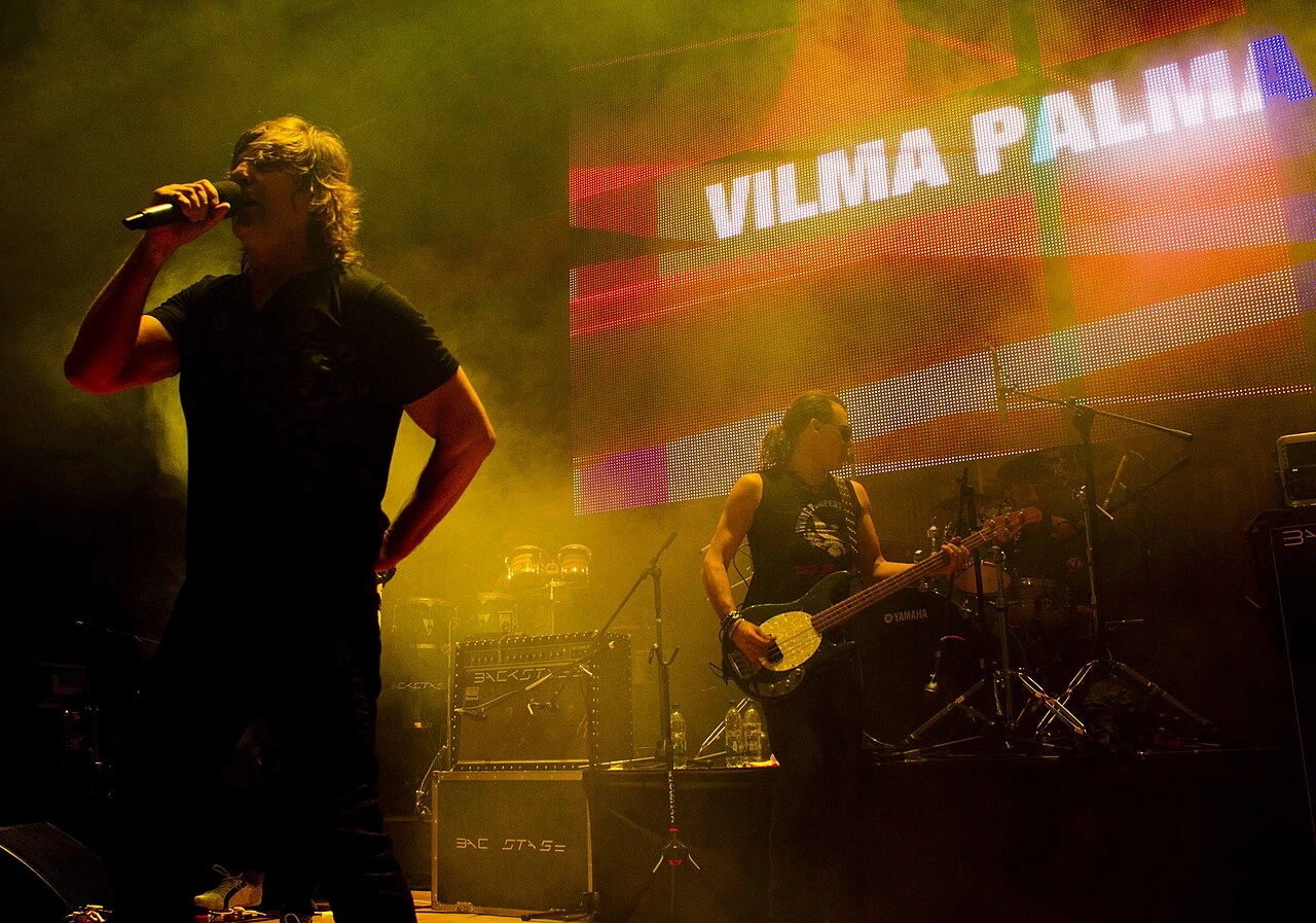 Vilma Palma e Vampiros performing live on stage with band name displayed in the background